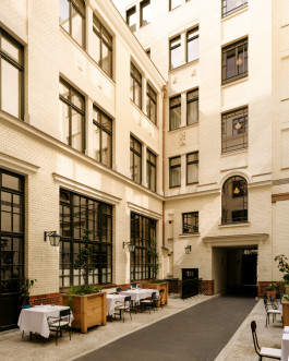 Château Royal courtyard, with restaurant tables between the buildings